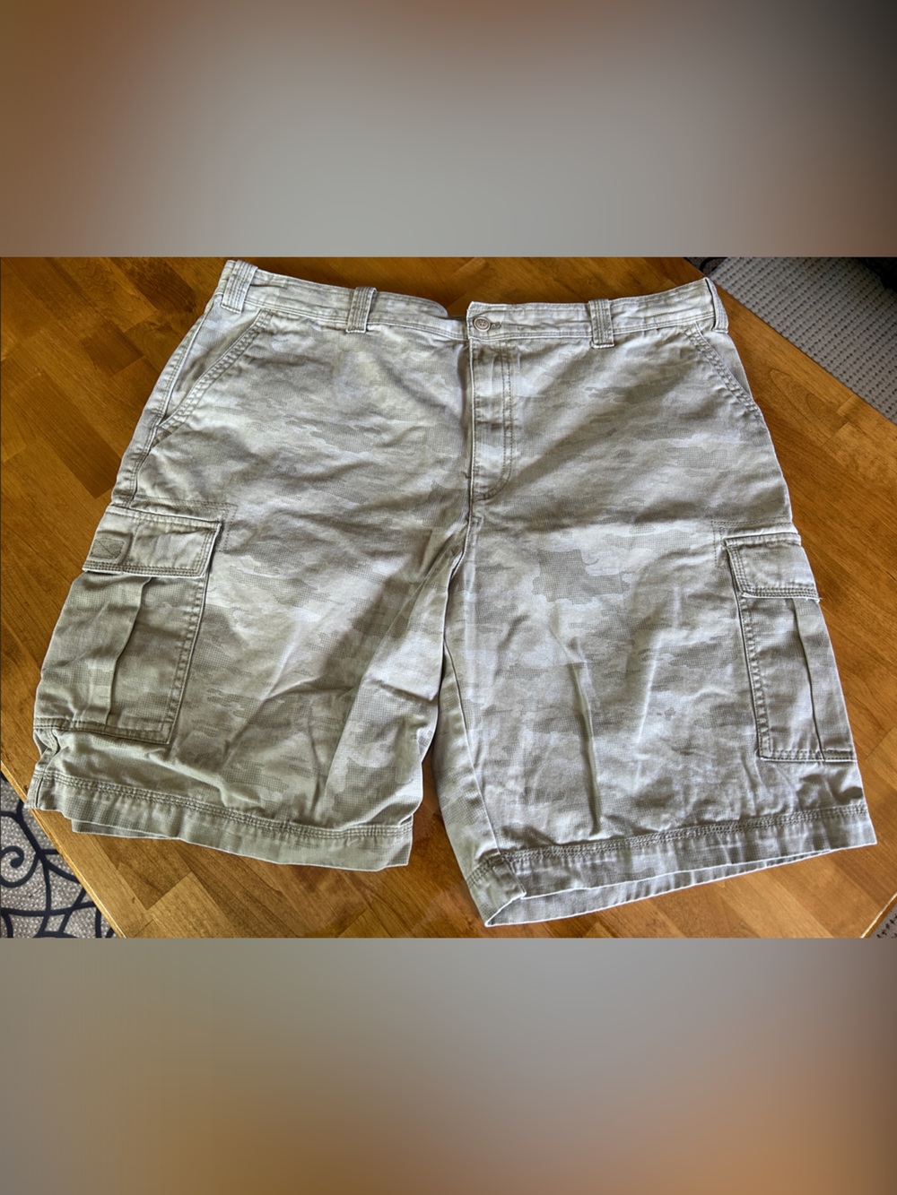 Izod Men's Cargo Shorts in Light Khaki
